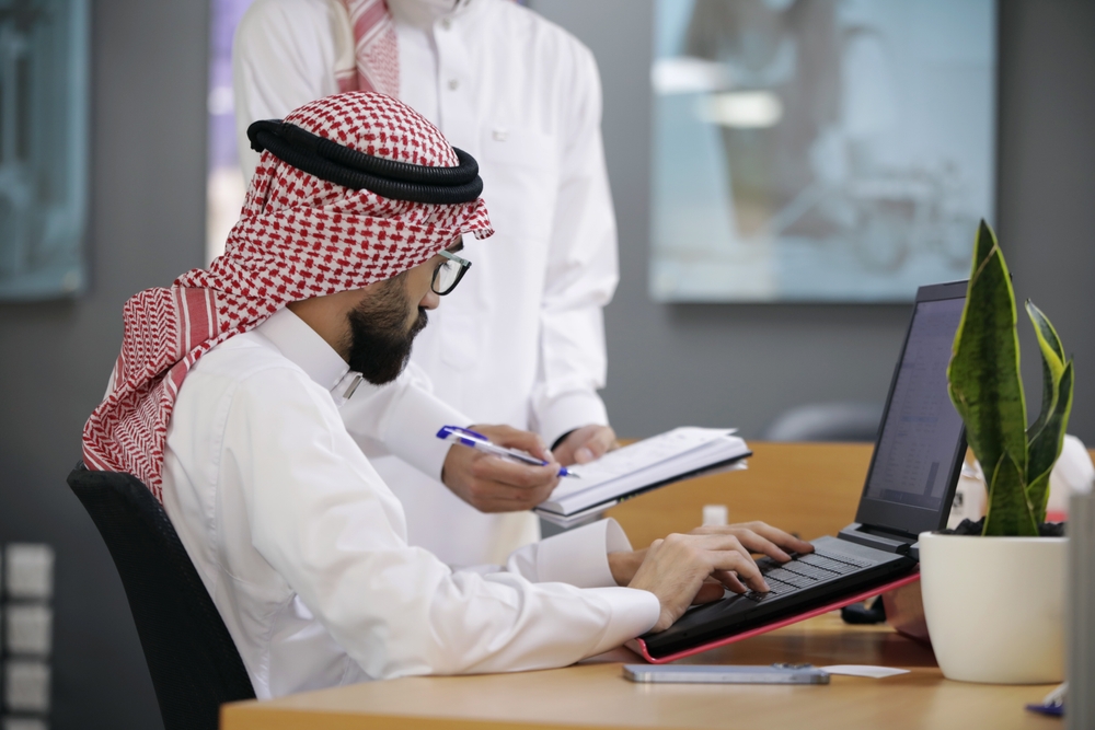 نزاع تجاري بين شركة صناعية ورئيسها التنفيذي السابق